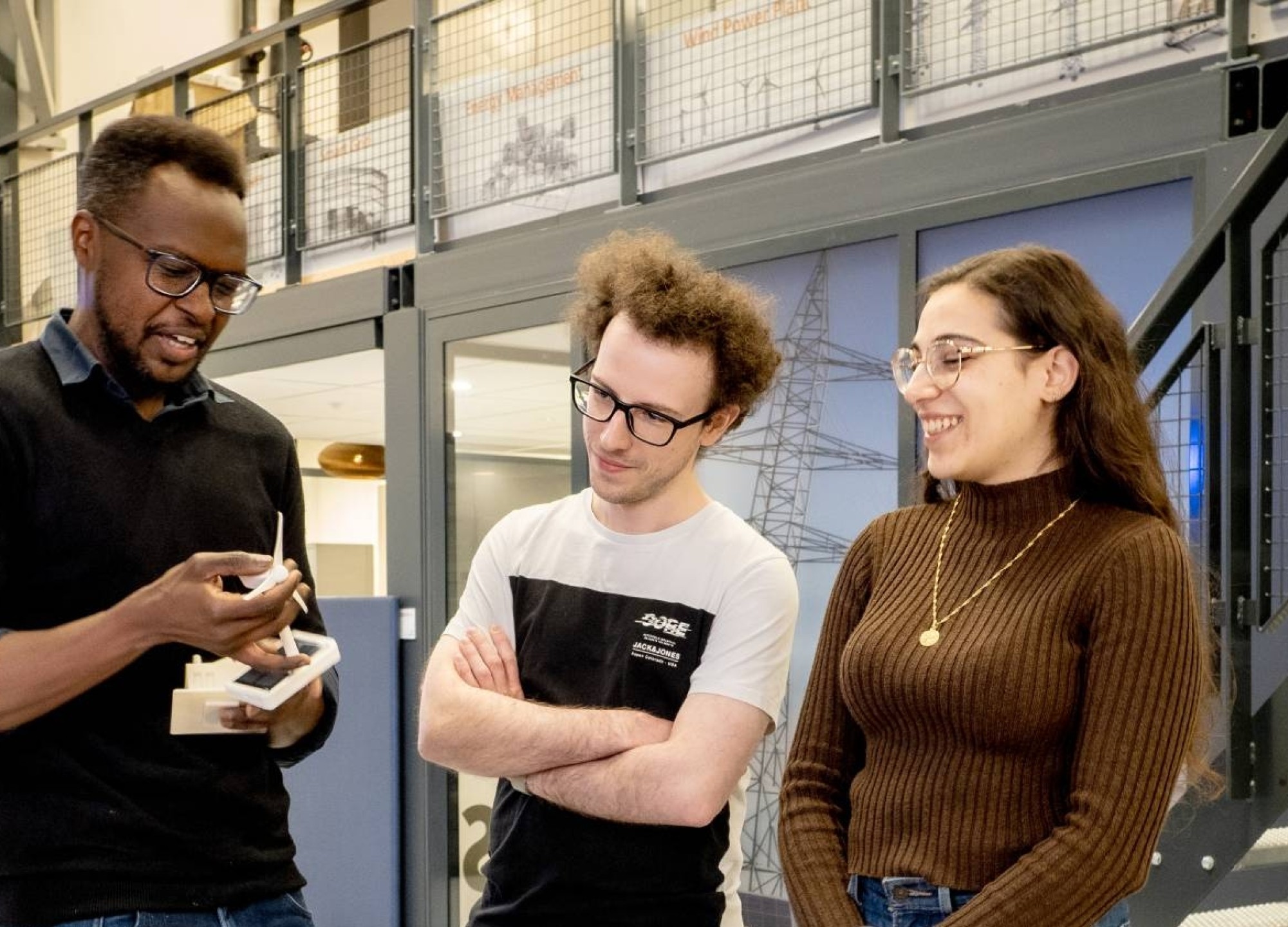 Docent geeft aan deeltijd studenten uitleg over de smart grid tafel van HAN Engineering en Automotive