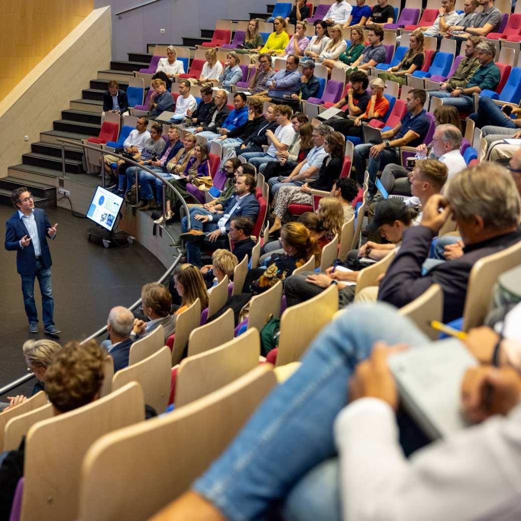 Auditorium gevuld met deelnemers tijdens de plenaire sessie tijdens de Masterclass AI van het Business Service Center en OndernemersLab Nijmegen. 