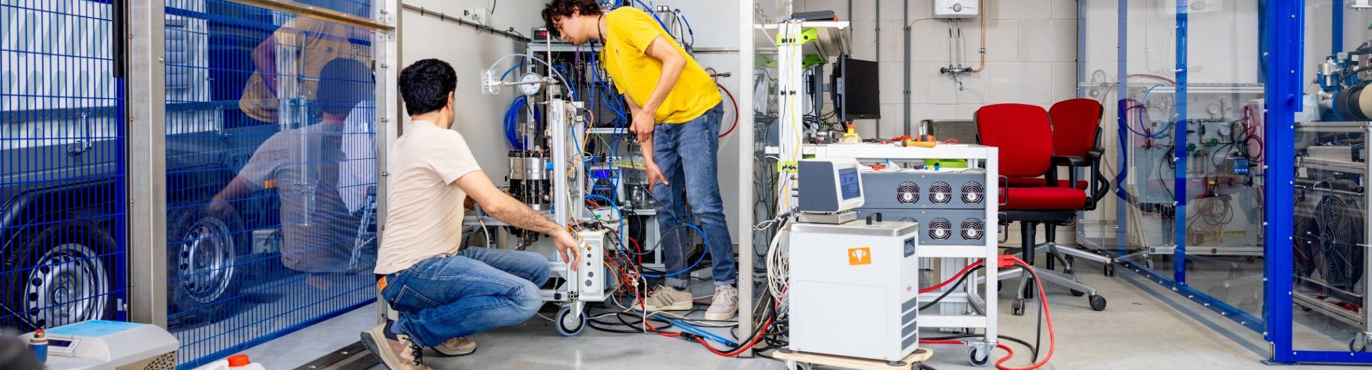 Studenten aan het werk op het Hydrogen lab bij HAN Connectr op het IPKW