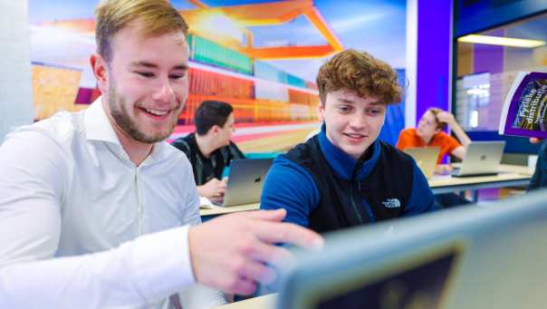 Studenten Logistics Management voltijd volgen les in de klas op de HAN