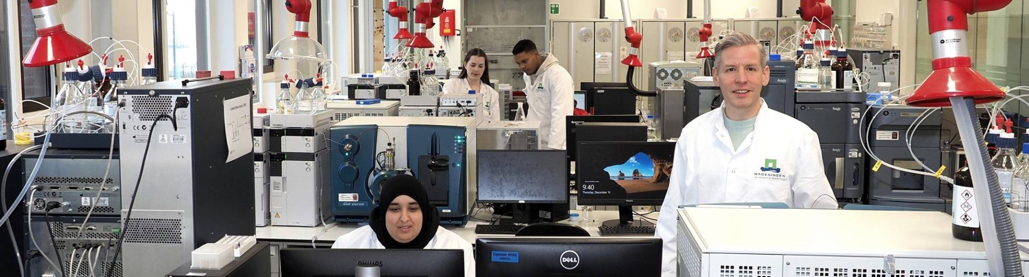 Foto van het lab van de WUR, preferred partner van Academie Biowetenschappen en Chemie. Op de foto rechts contactpersoon Bjorn Berendsen