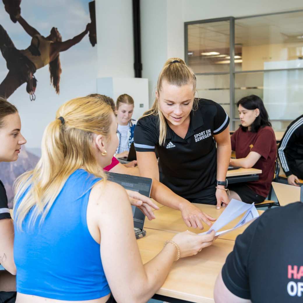 sport sportkunde en alo studenten en docenten op sportveld en gymzaal