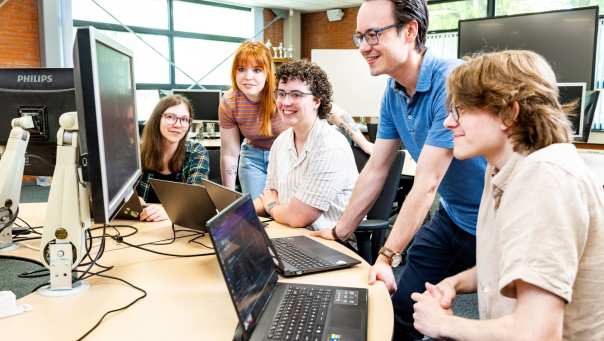 Bio-informatica studenten zijn samen aan het werken 