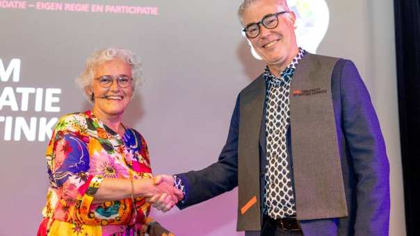 Yvonne de Haan (vice-voorzitter CvB) feliciteert Ton Satink met zijn installatie als lector Neurorevalidatie-Eigen Regie en Participatie