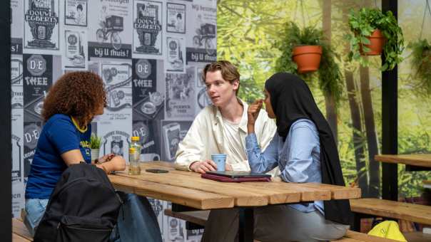 Studenten zitten bij The Brew en kletsen, drinken koffie. 