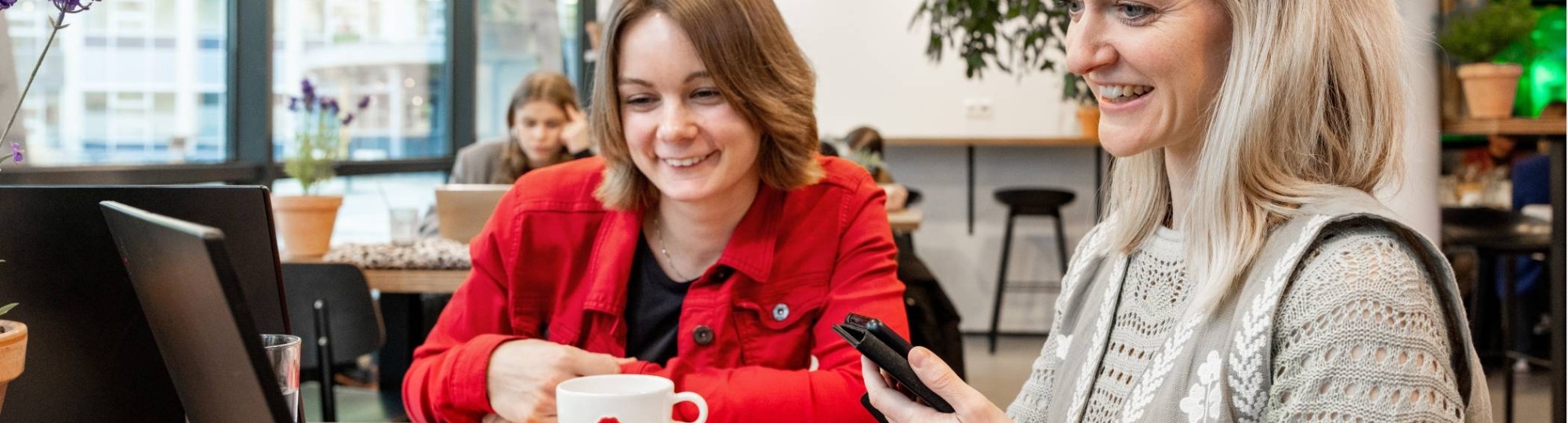 Studenten van de associate degree Bedrijfskunde tijdens de pauze met koffie