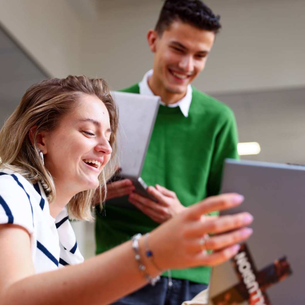 communicatie studenten achter laptop 2