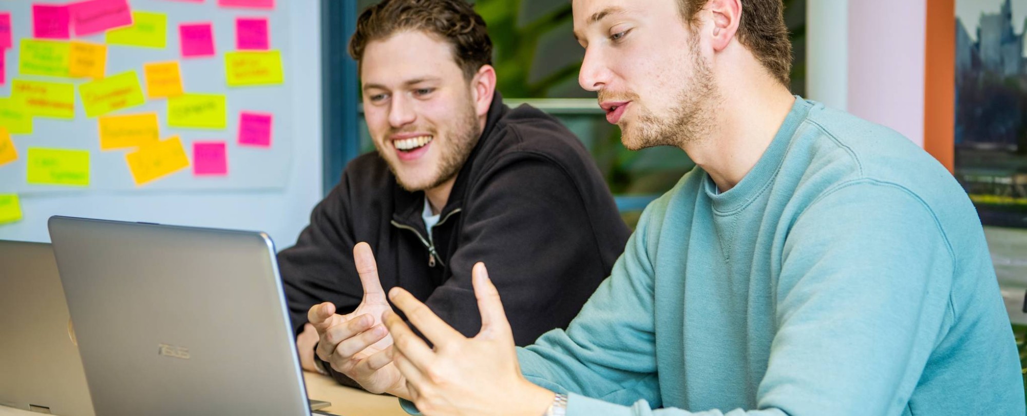 Commerciële Economie 2 studenten achter laptop 2