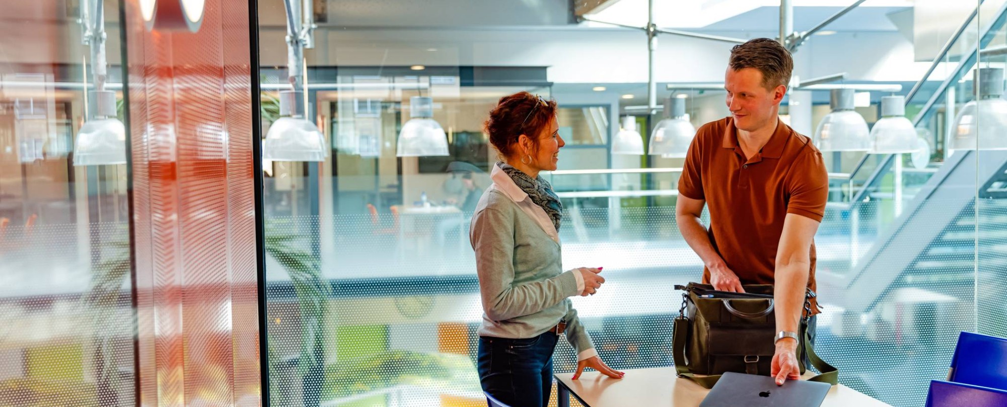 Twee deelnemers aan de module trainen en coachen overleggen op de HAN-campus