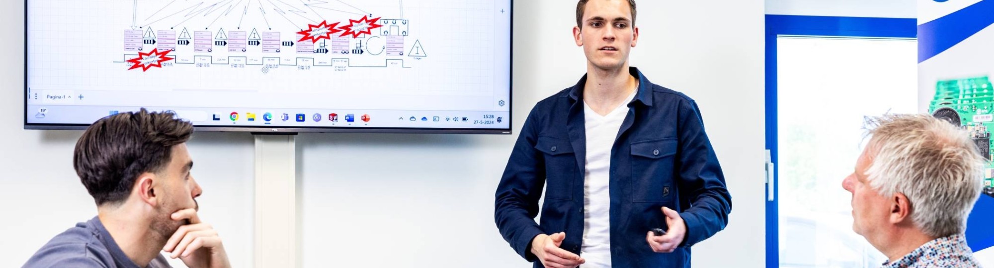 Technische Bedrijfskunde student Jort geeft een presentatie.