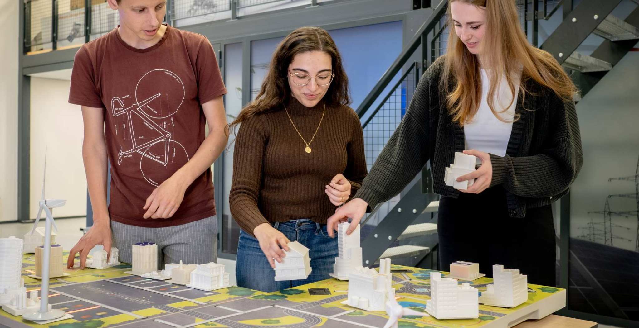 Studenten van de Master Engineering Systems aan de slag met de Smart Grid Demo Table.