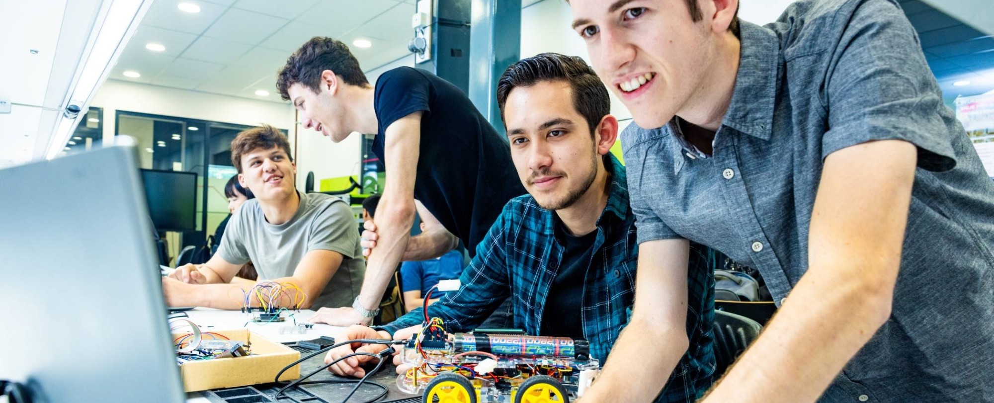 Embedded systems engineering studenten werken op het lab.