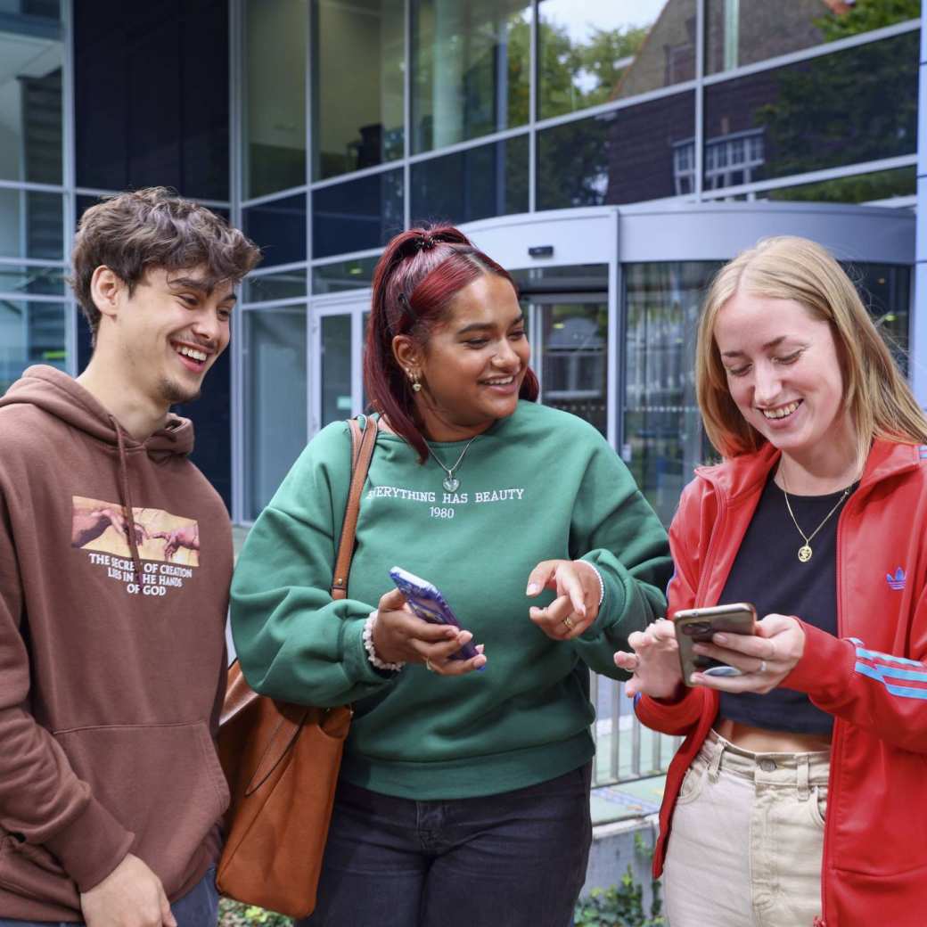 Communicatie studenten in gesprek buiten op de campus
