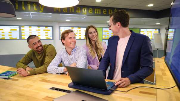 Facility Management, foto 7947, docent geeft uitleg aan studenten met laptop, gesprek docent en student