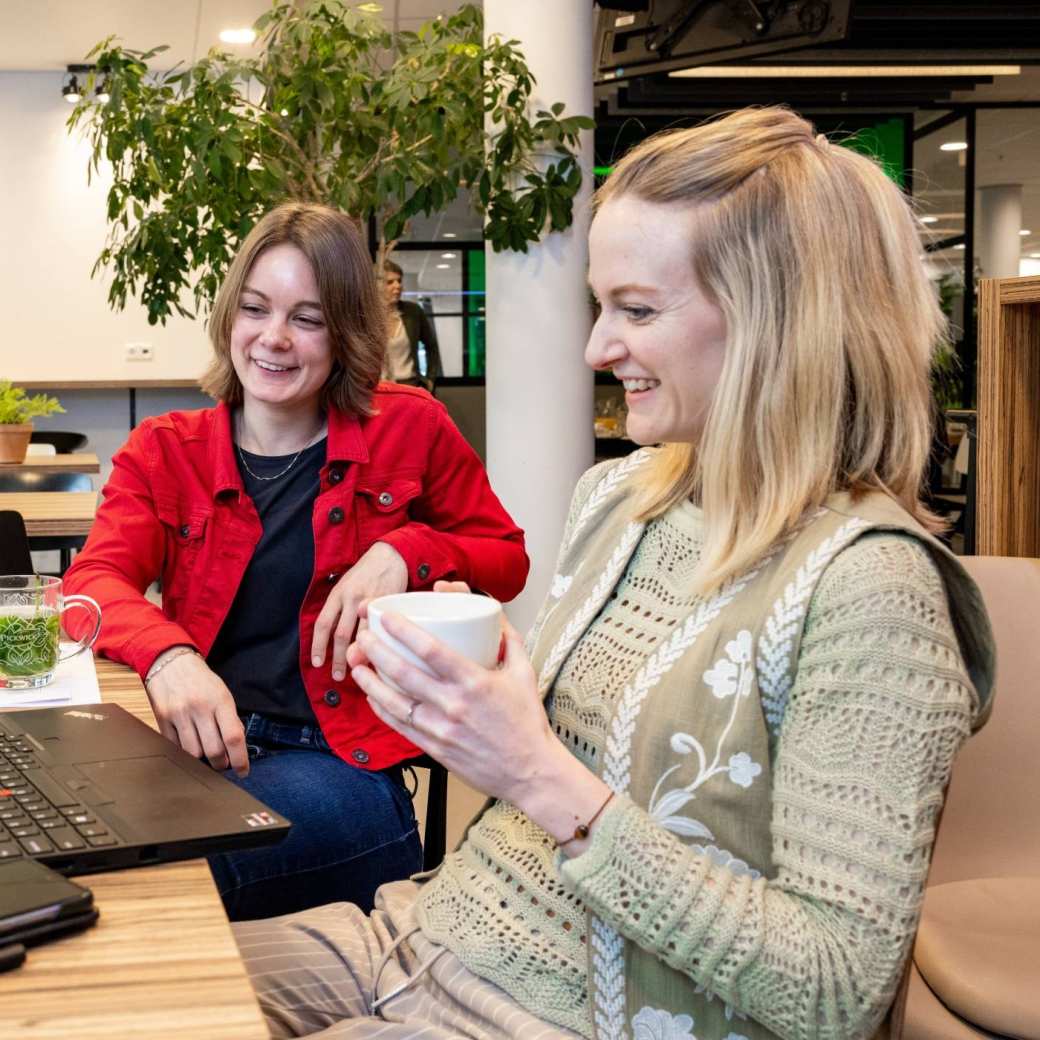 Studenten van de associate degree Bedrijfskunde tijdens de pauze met koffie