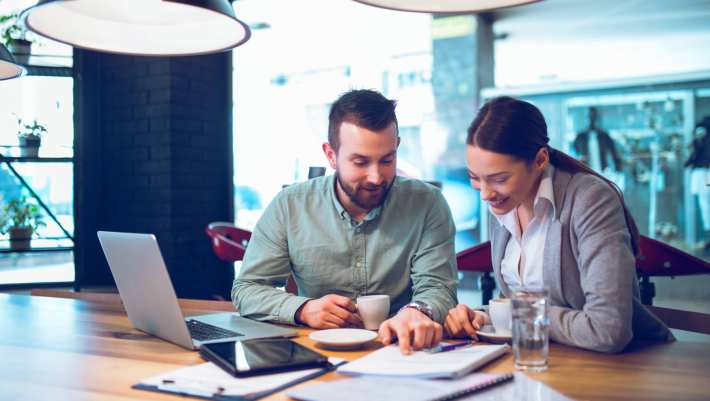 Financieel professional in overleg met klant op locatie, finance, financieel, AFEM, MIAM, opleidingsbeeld master integraal adviseur MKB, stockfoto