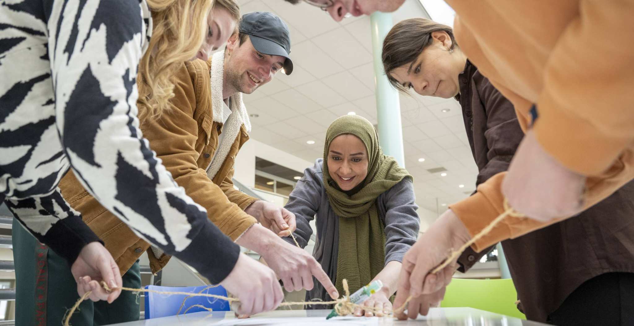 Studenten en docent spelen een stiftspel