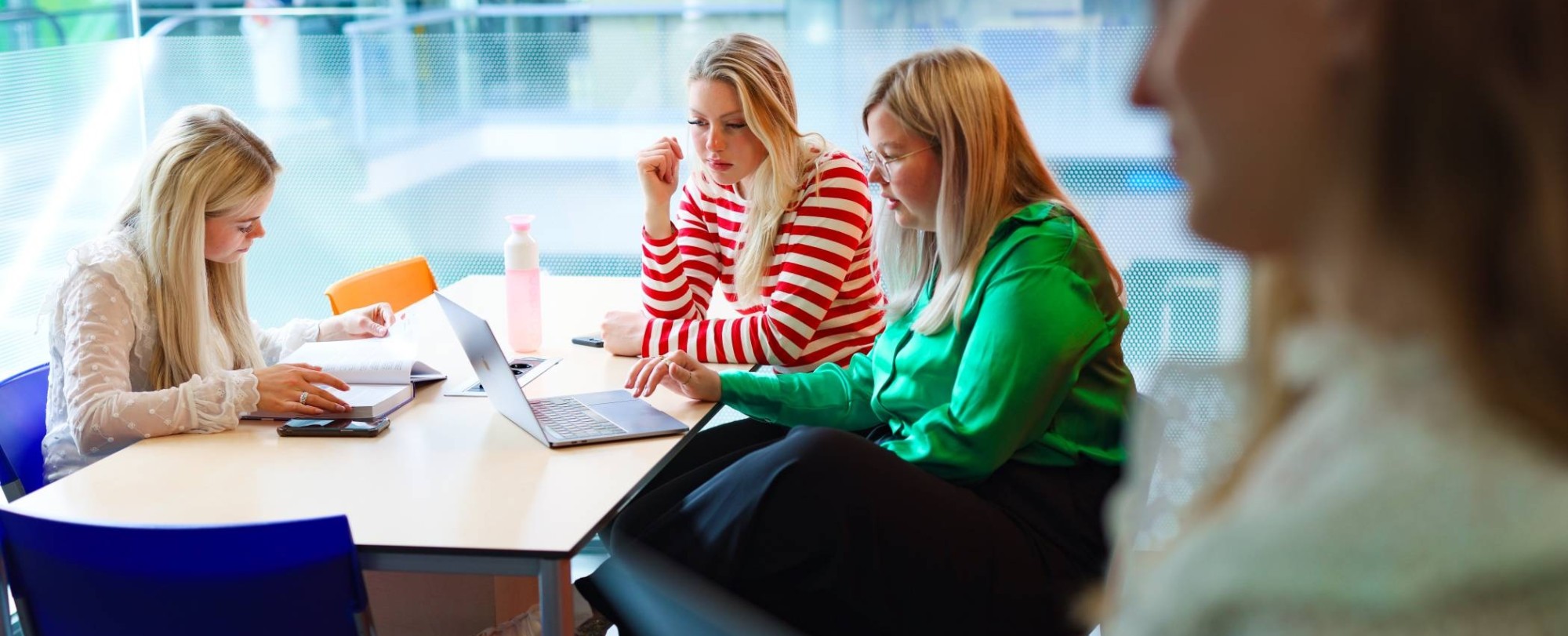 Human Resource Management HRM, foto 3494, studenten overleggen met laptop in zwevend hokje