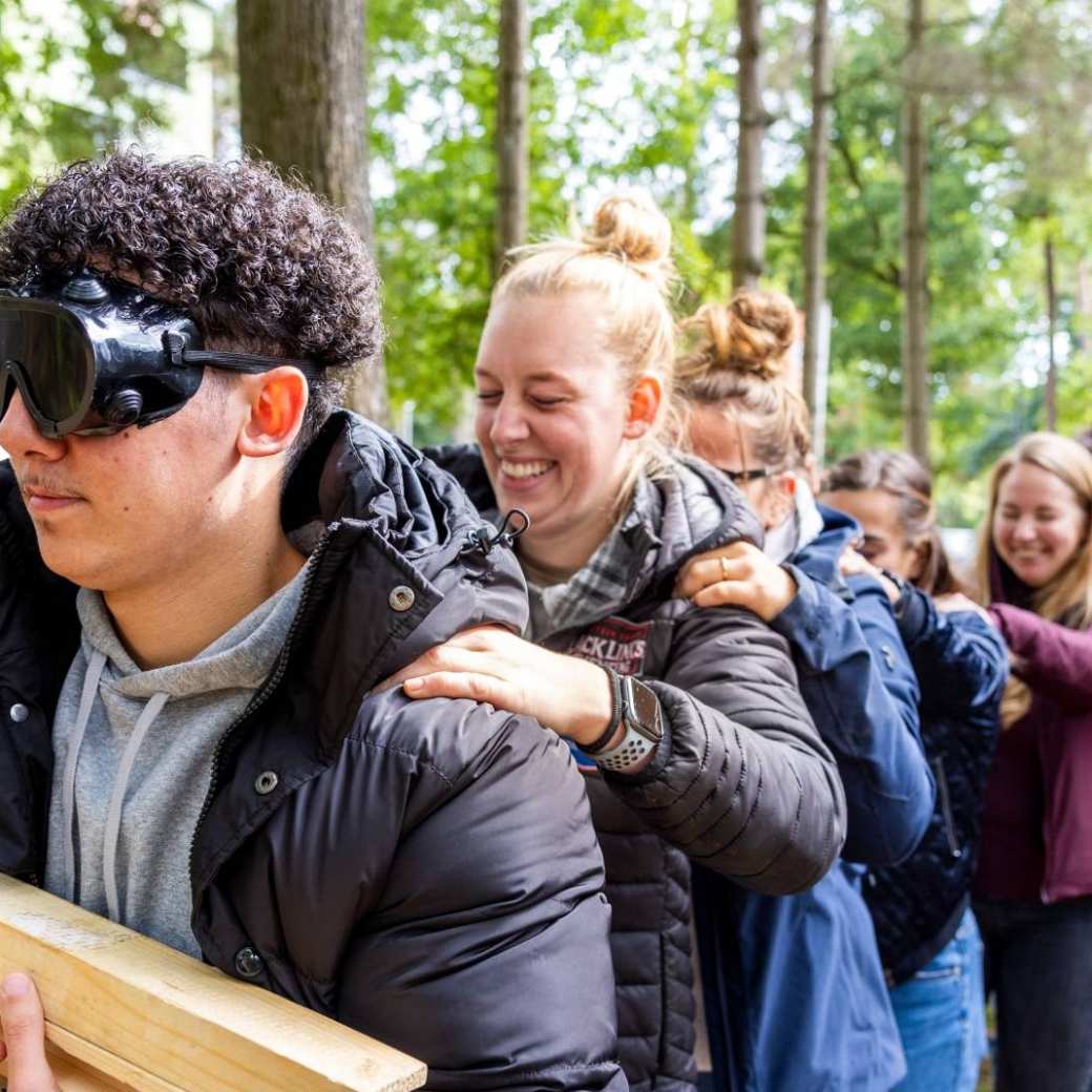 sportkunde deeltijd studenten doen blindeeropdracht buiten