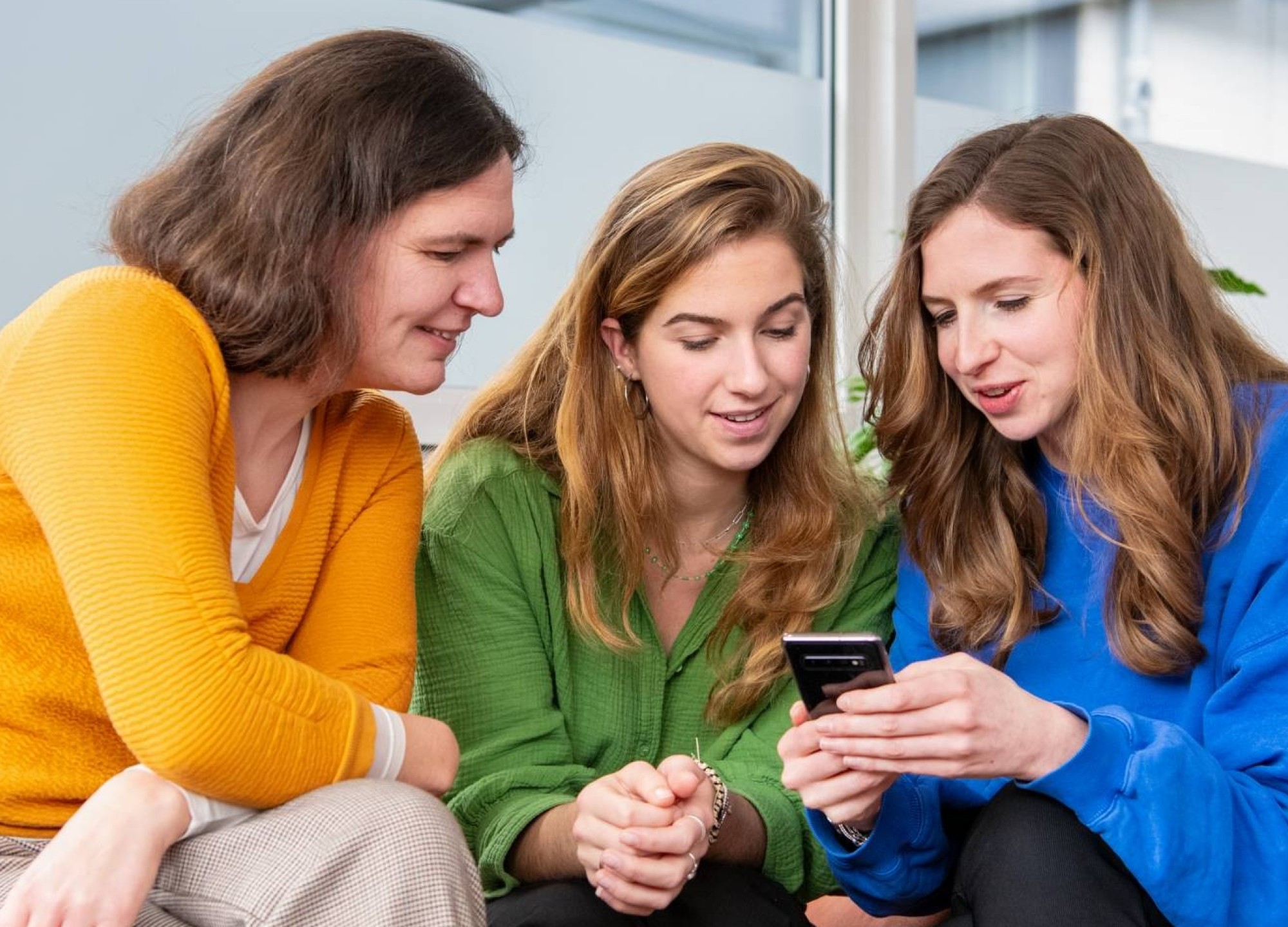 3 deelnemers van een hbo-programma in gesprek.