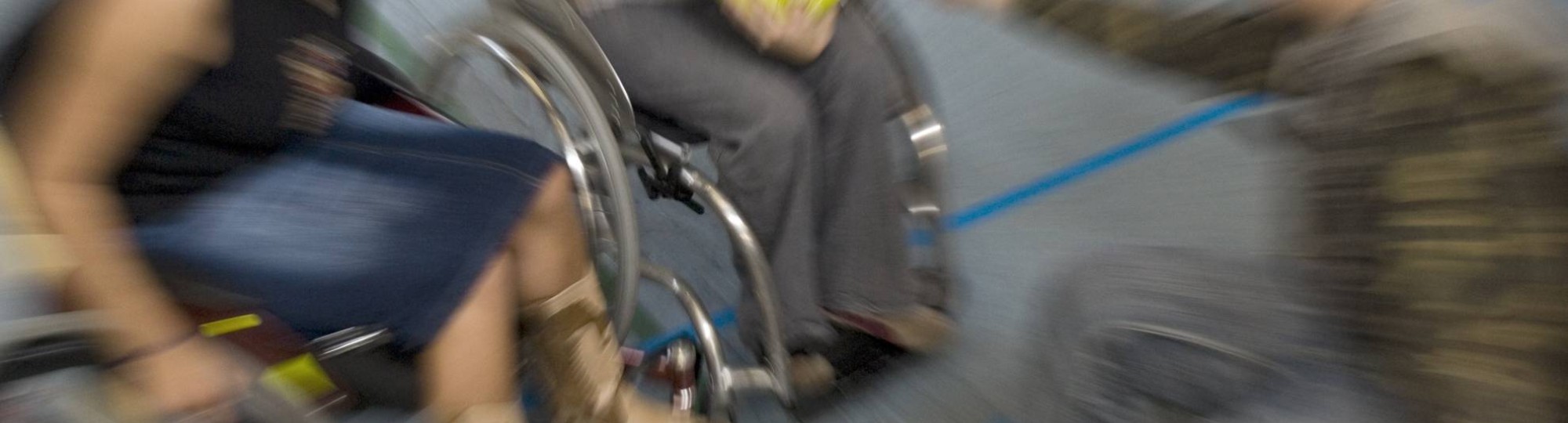 mindervalide jongeren spelen rolstoelbasketbal in de gymzaal van hun tehuis