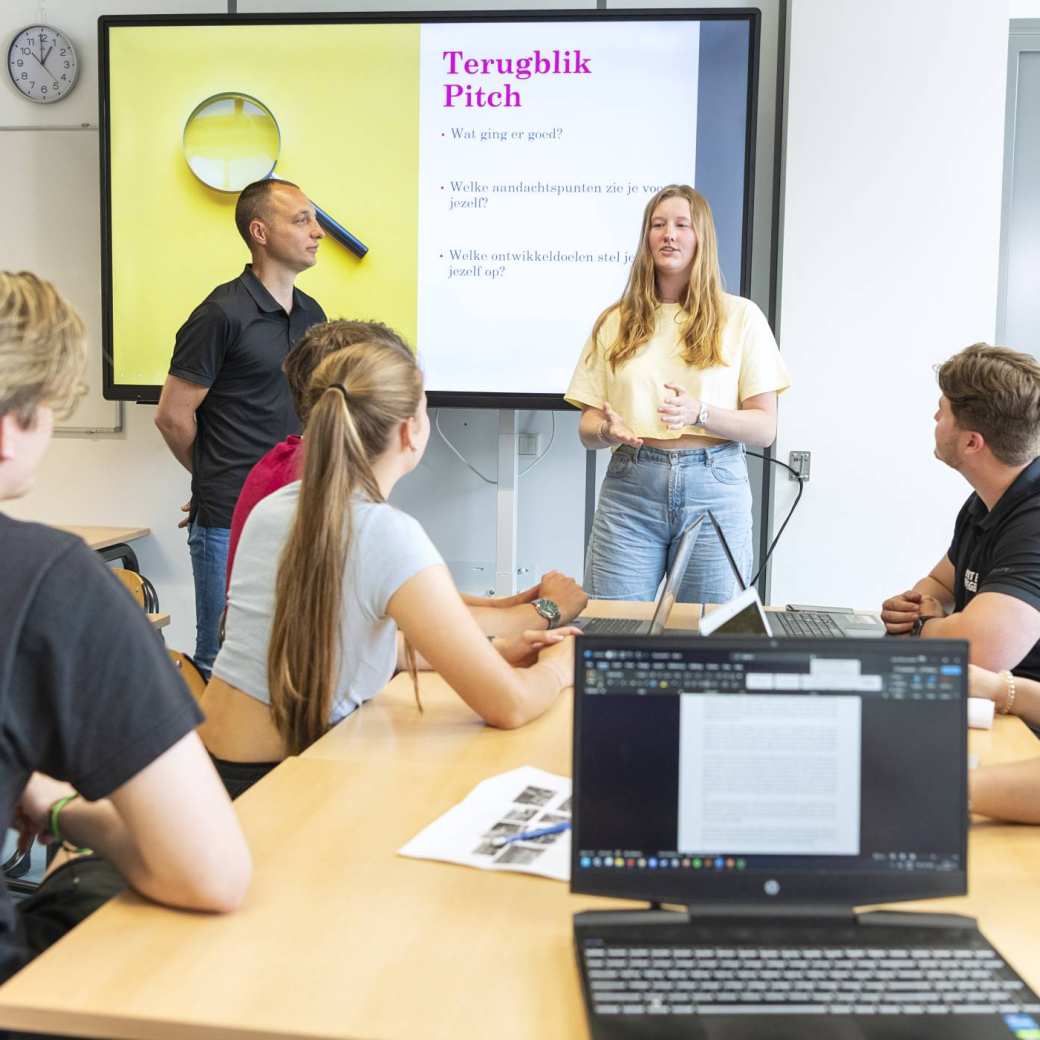 sport sportkunde en alo studenten en docenten op sportveld en gymzaal