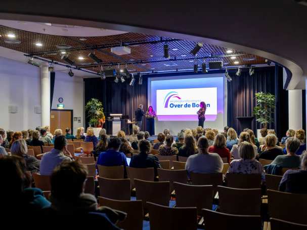 Onthulling nieuw logo over de Bogen tijdens het congres op 12 november 2024