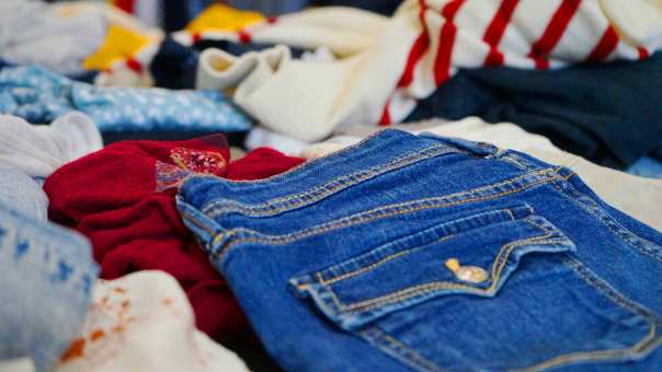 Close-up van de kleding die verkocht of geruild kan worden op de Kledingruil 2022. HAN Nijmegen.