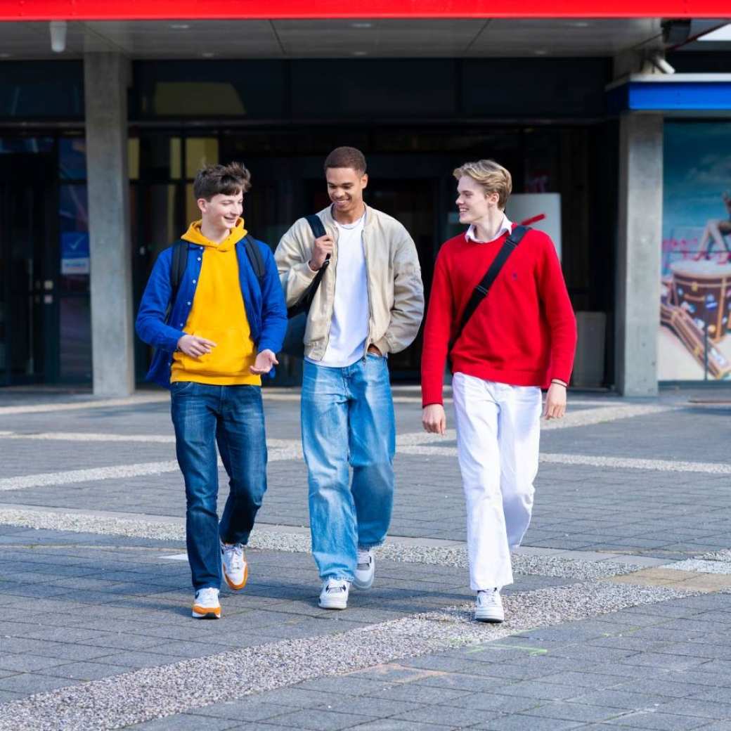 Commerciële Economie - Innovation studenten die voor ingang lopen