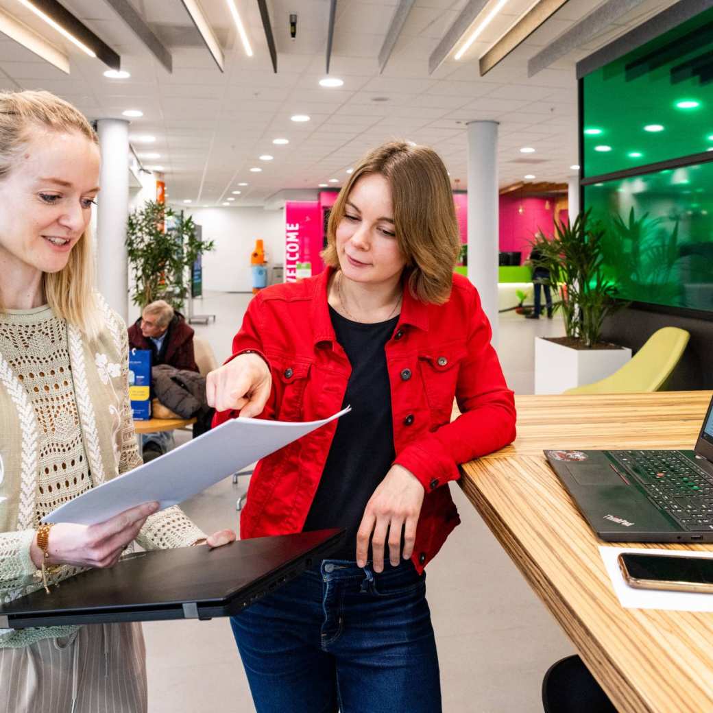 2 medewerkers nemen samen een document door