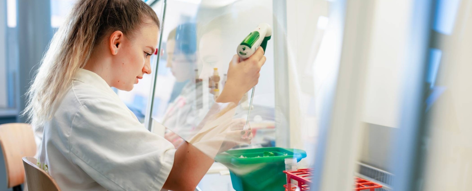 aan het werk in lab bij zuurkast