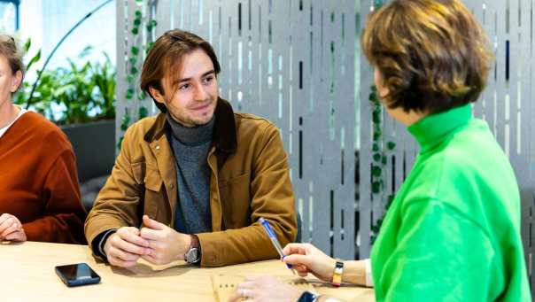 Foto van post-hbo-studenten van de financiële HAN-opleidingen (Academie Financieel Economisch Management)