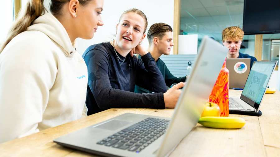 sportkunde sportqube 2 studenten achter laptop2 2023