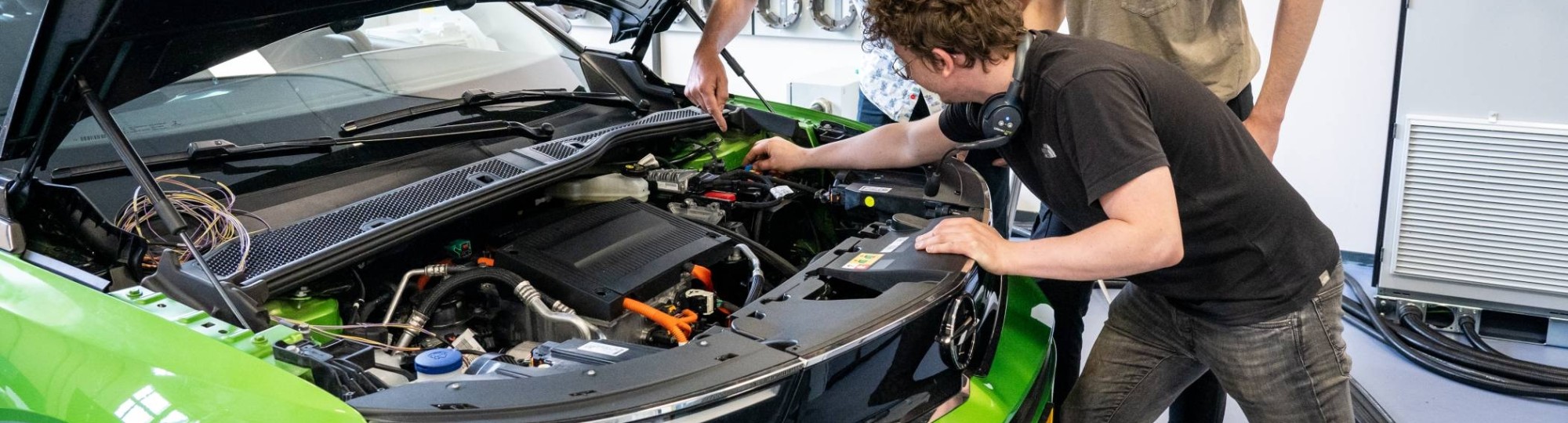 studenten automotive bij voertuig