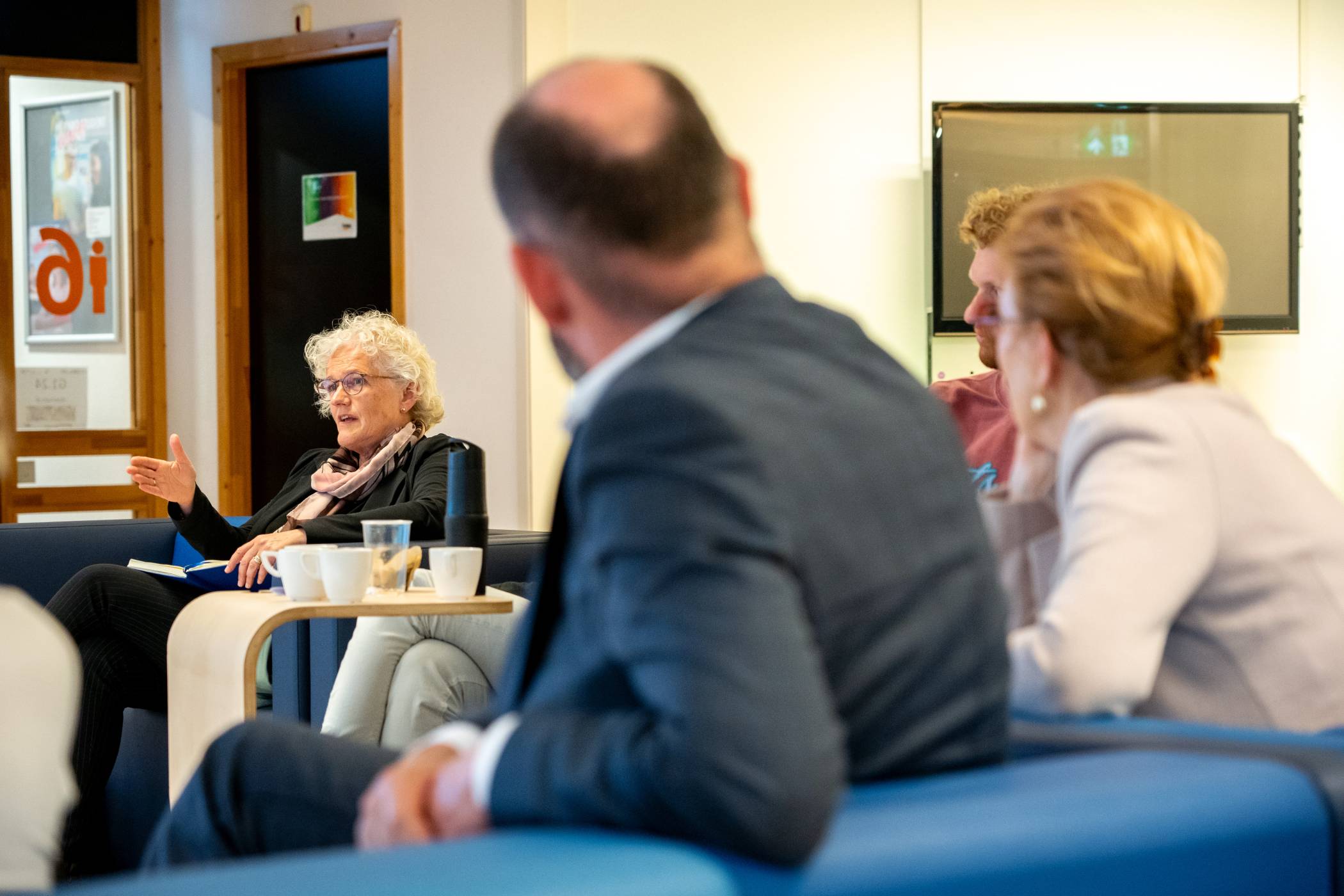 Het College van Bestuur is op bezoek in Arnhem, bij het Ixperium. Links: Yvonne de Haan en rechts: Rob Verhofstad en Bridget Kievits (op de rug gefotografeerd).