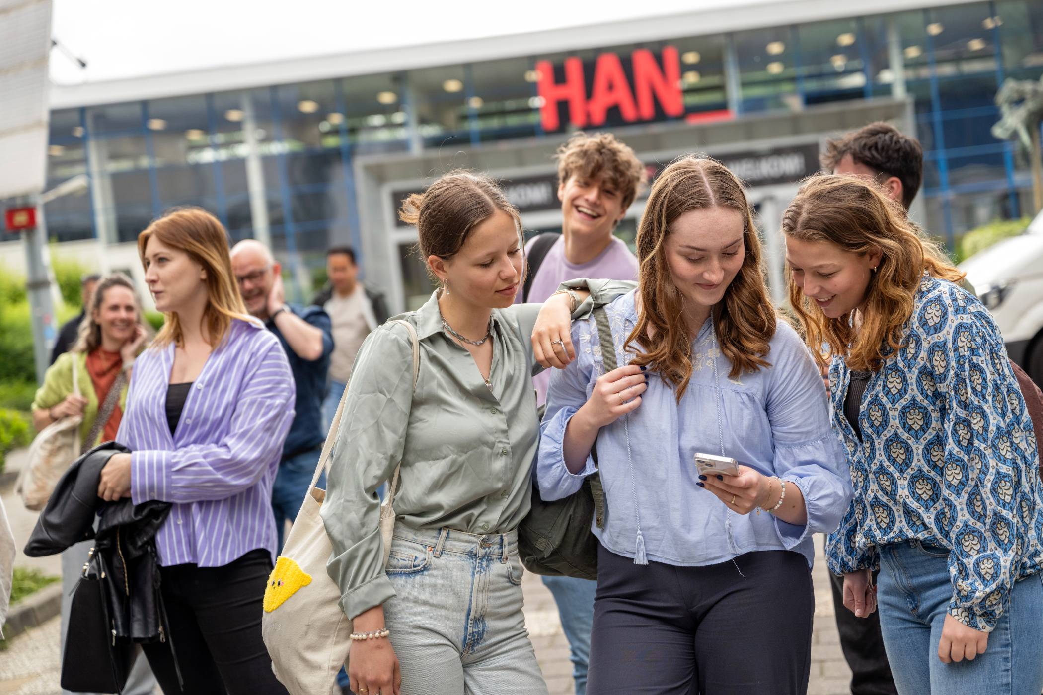 meiden die komen meelopen of proefstuderen bij de HAN, kijken op telefoon